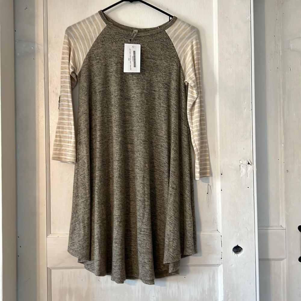 NWT girl’s sz Lg raglan sleeve tunic dress. Soft fabric with curved swingy hem